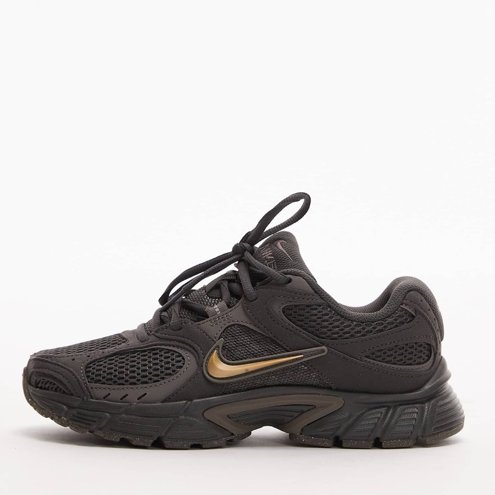 Nike V5 RNR Sneaker in brown with Gold Swoosh